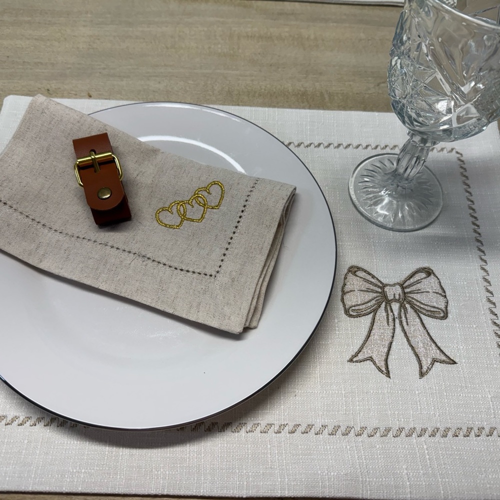 Elegant White Dinner Plate Set with Gold Accents
